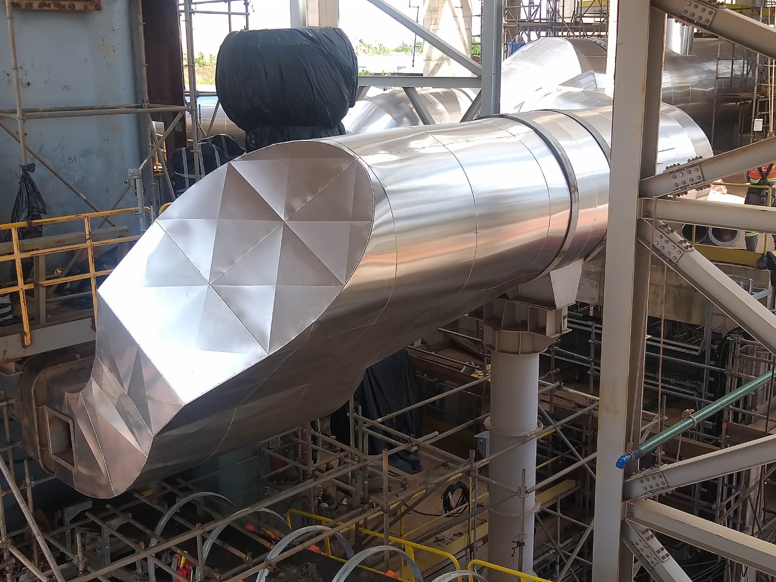 Equipamento industrial com isolamento térmico e acabamento metálico