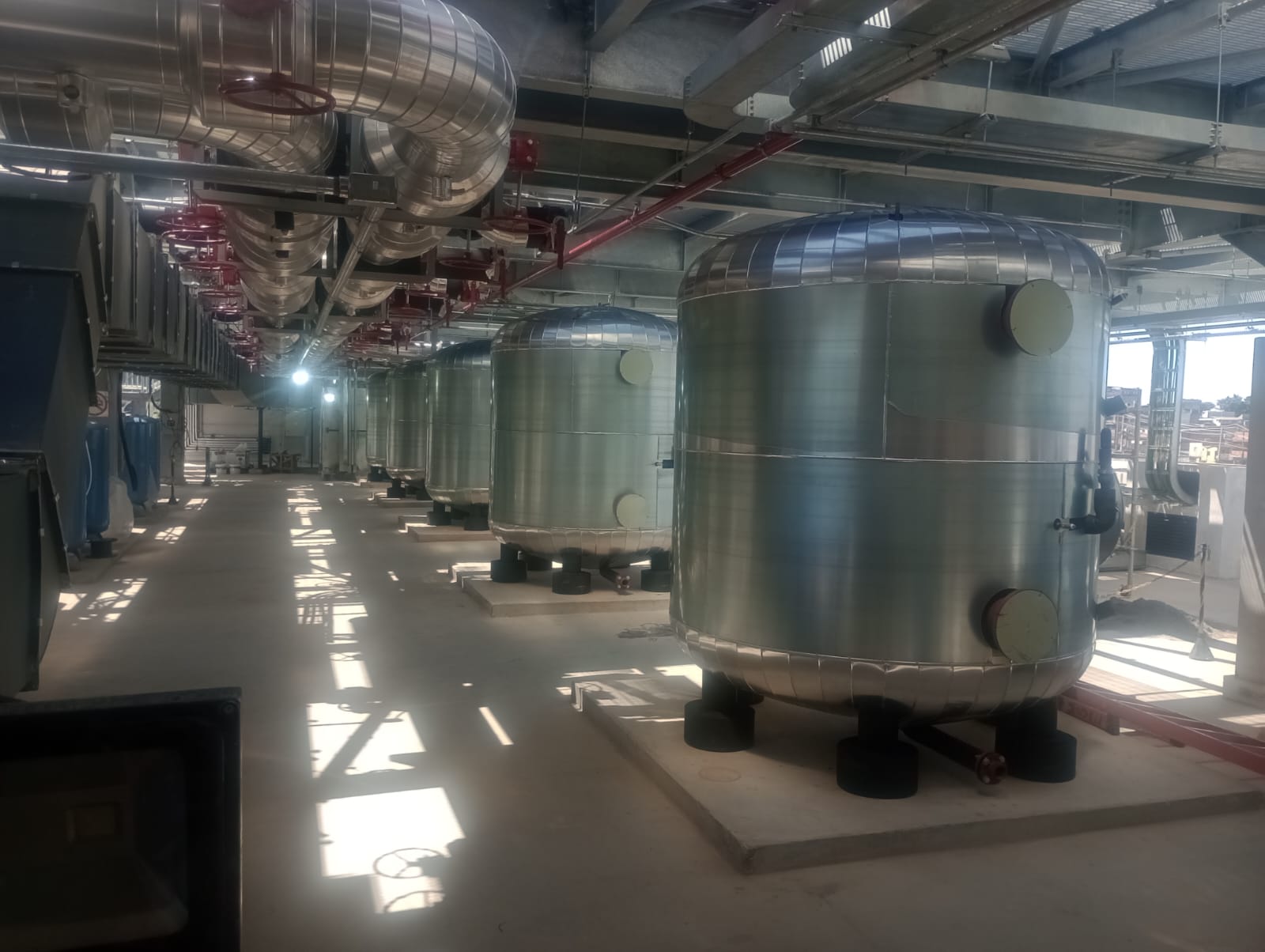 Tanques e tubulações com isolamento térmico e proteção mecânica